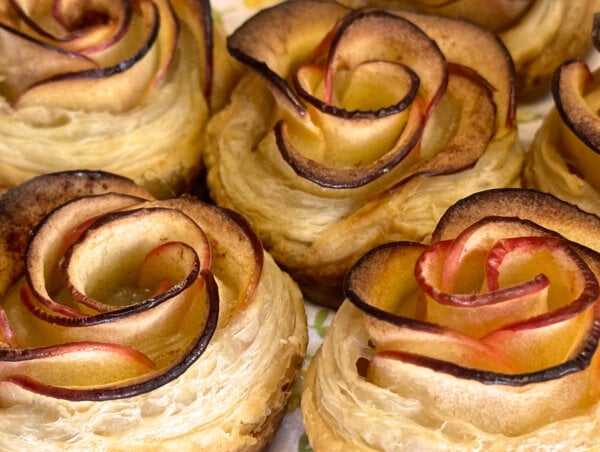 PUFF PASTRY APPLE ROSES